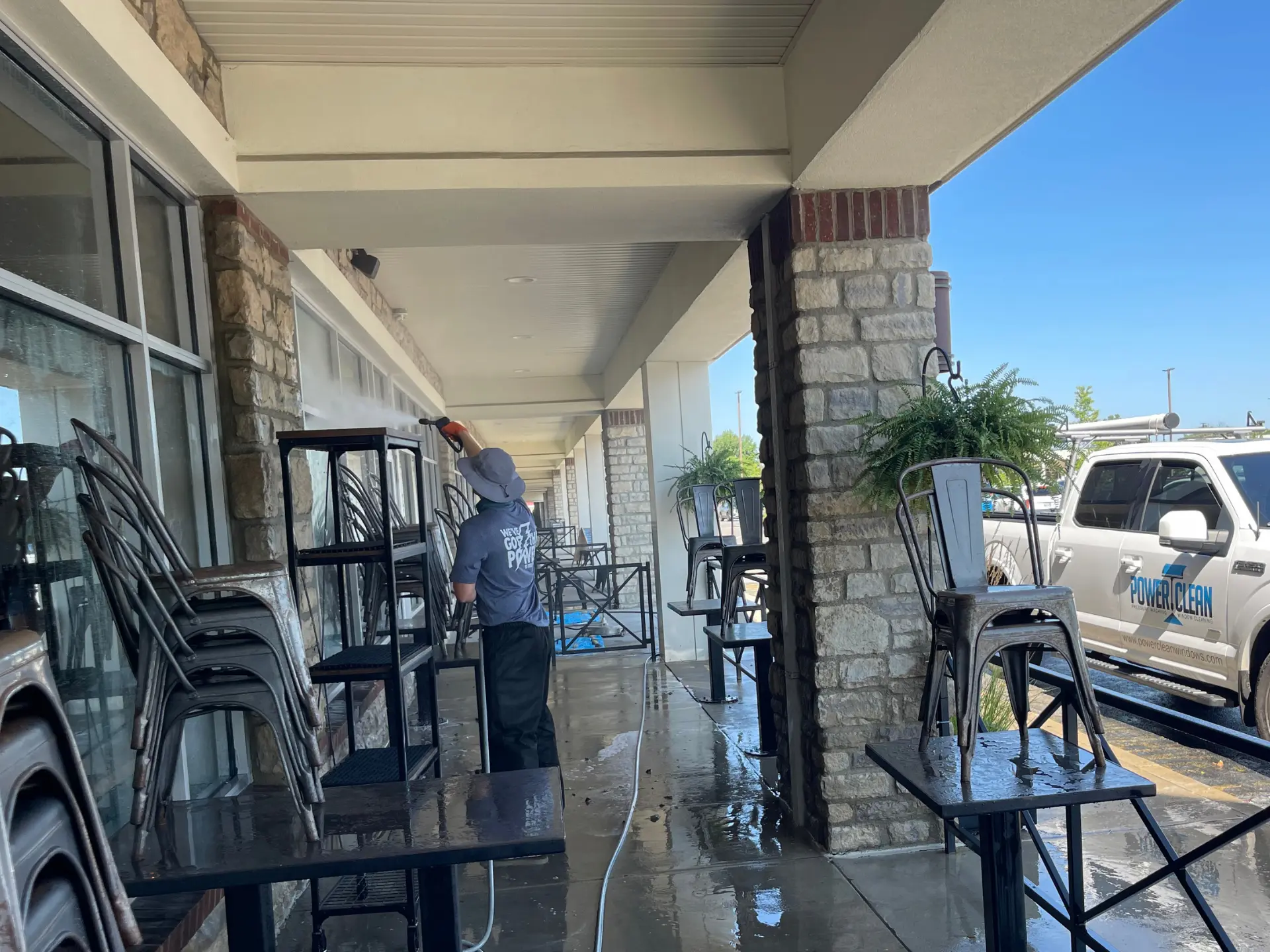 power clean technician pressure washing the entry way of a restaurant in columbus oh
