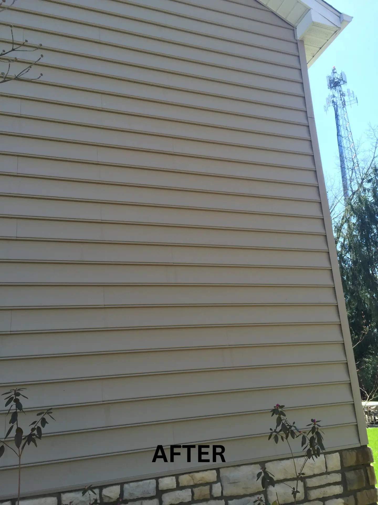 dirty-house-soft-washing-after soft washing after picture of clean house siding