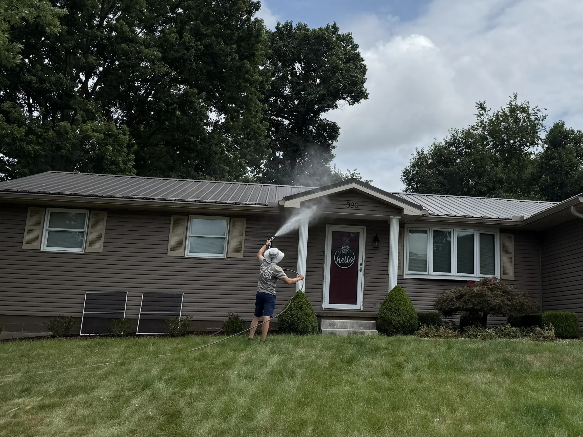 Power clean technician power washing the front of a home in Zanesville ohio