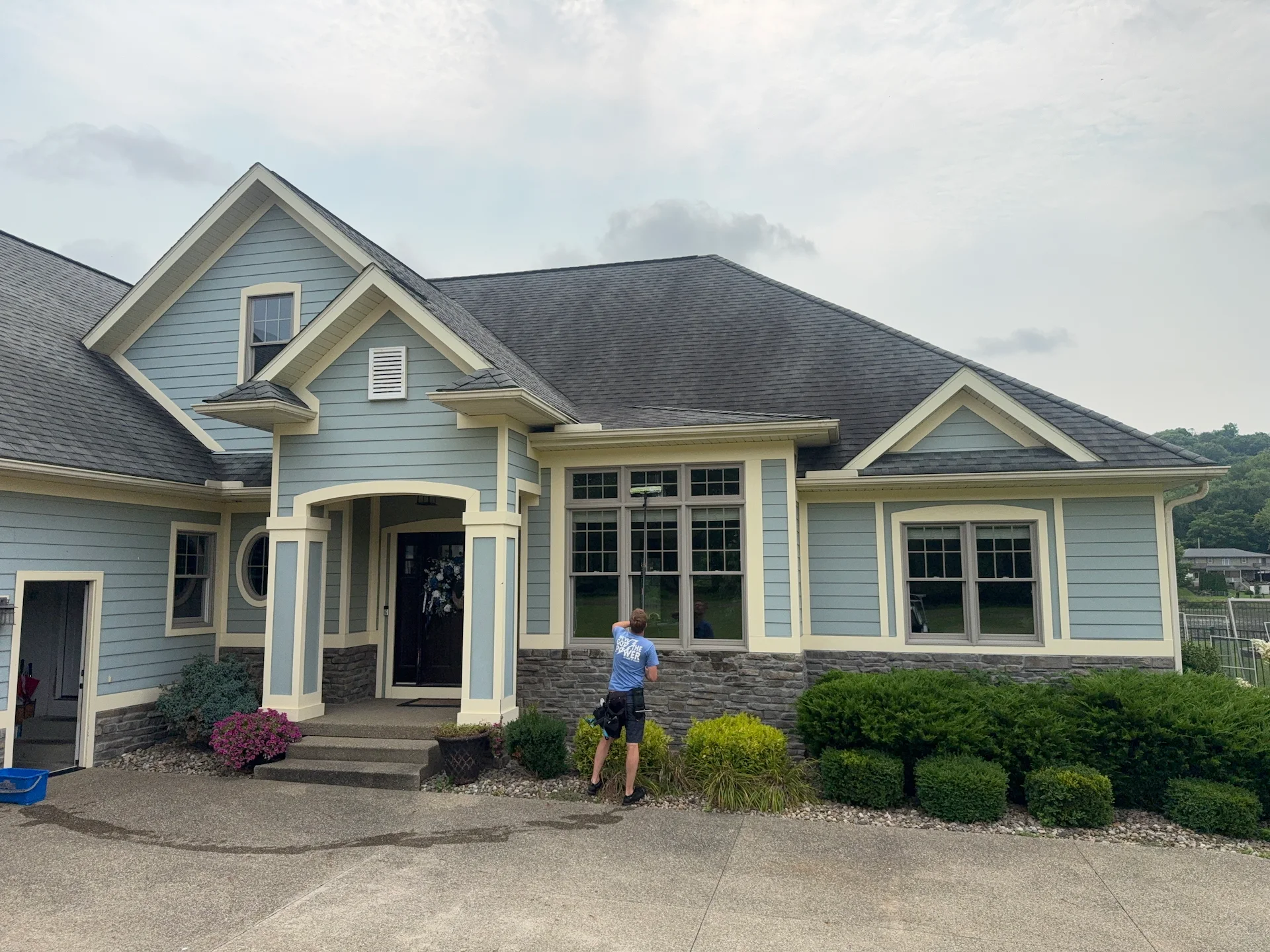 residential-window-cleaning-newark-ohio.jpg Power Clean technician providing residential window cleaning in Ohio.