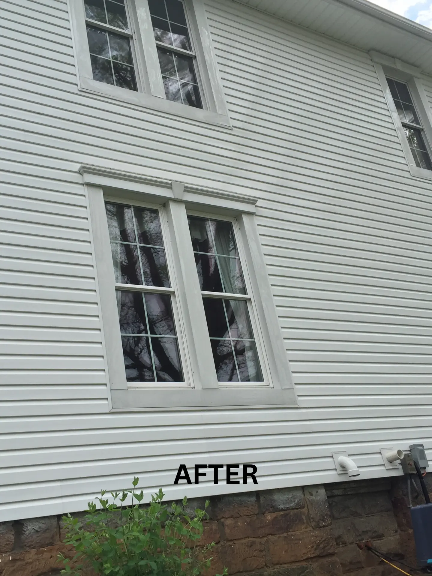 soft-washing-side-house-after soft washing after picture of a clean white house without algae growing on side