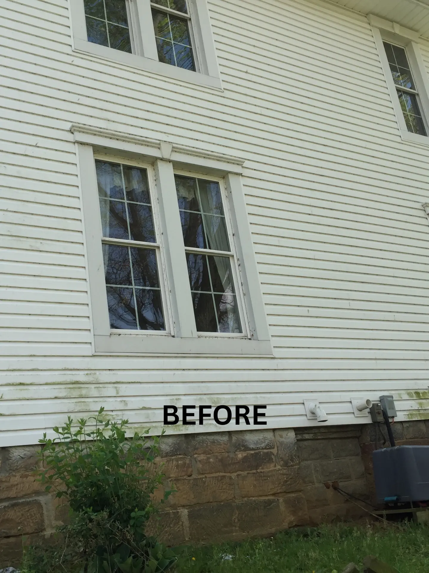 soft-washing-side-house-before soft washing before picture of a dirty white house with algae growing on side