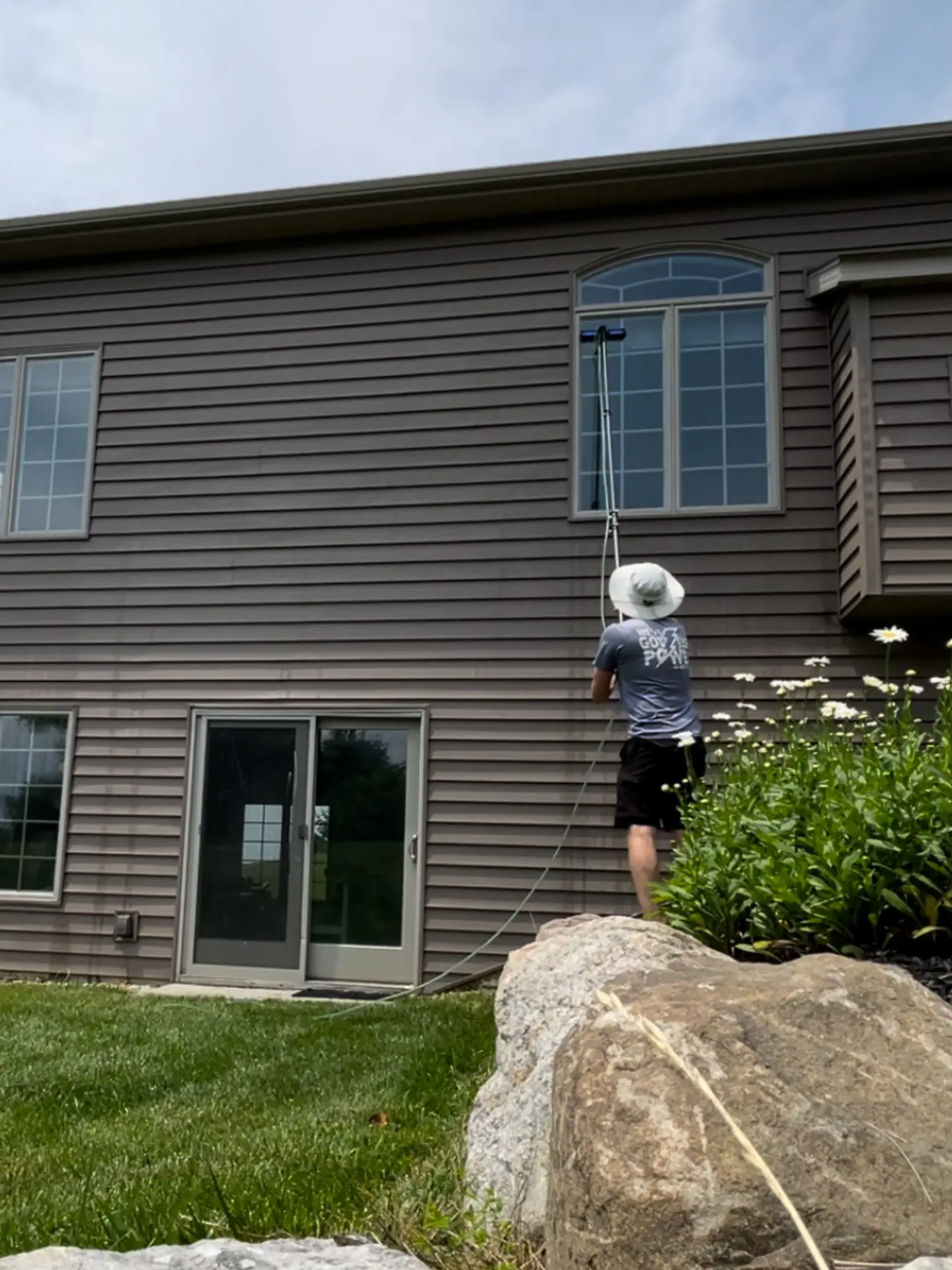 window-cleaning-high-windows-heath concrete back patio in heron bay thornville after being pressure washed