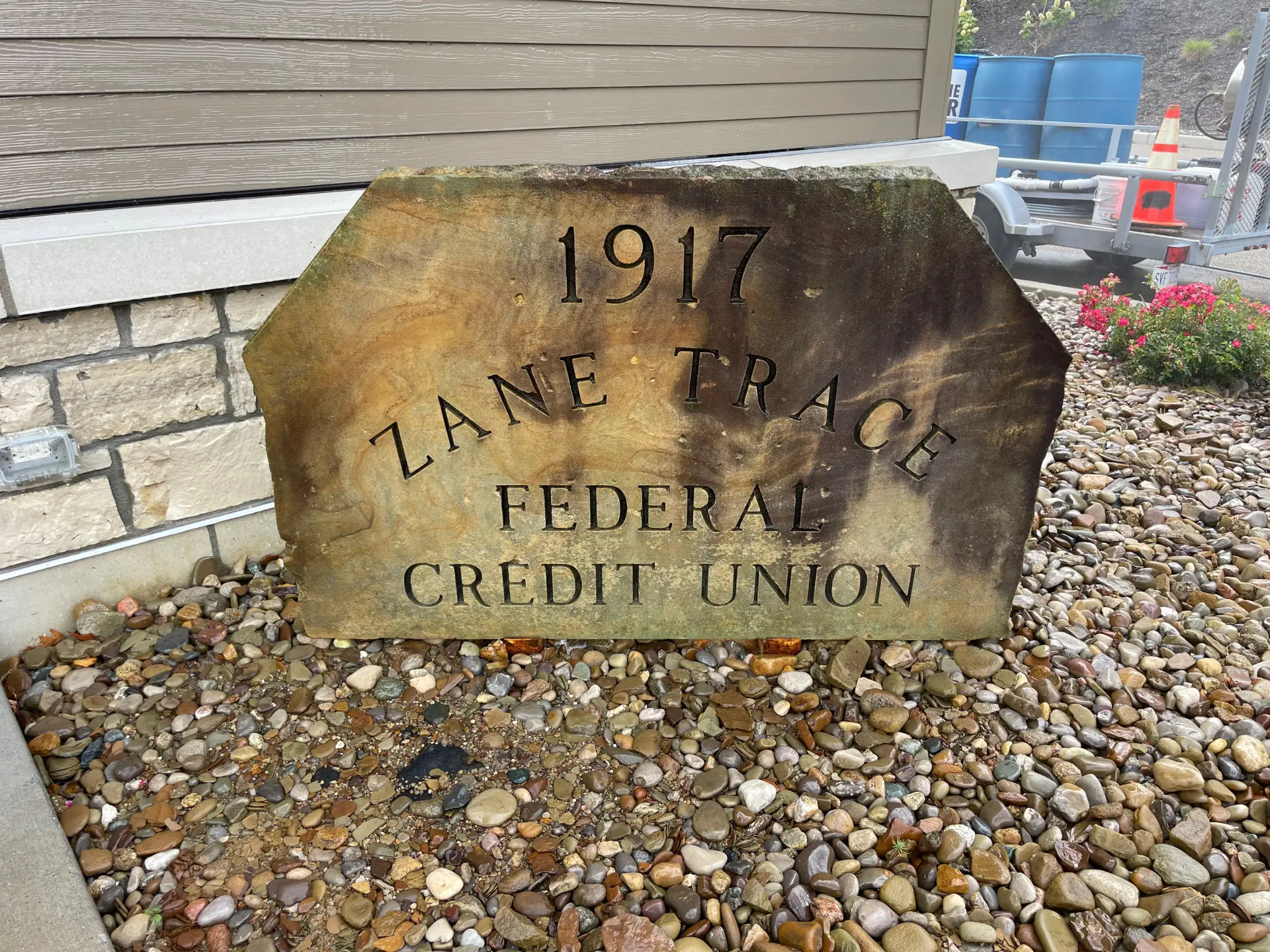 zane-trace-credit-union-before-pressure-washing Zane trace concrete sign before being pressure washed by power clean